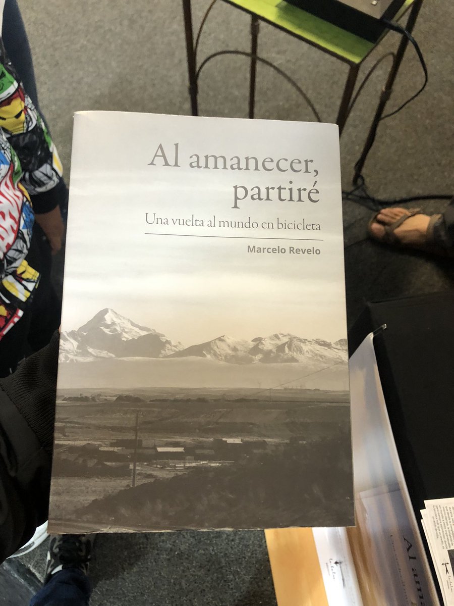 ColegiodelaBici's tweet photo. En el marco de la #Filbo2023 estudiantes de la Emisora escolar #RadioBike del @ColegiodelaBici entrevistaron a Marcelo Revelo escritor del libro “Al amanecer partiré… Una vuelta al mundo en Bicicleta” una historia de vida contada desde una Bici @Educacionbogota @RedAcademica https://t.co/wSaXTBIhgl