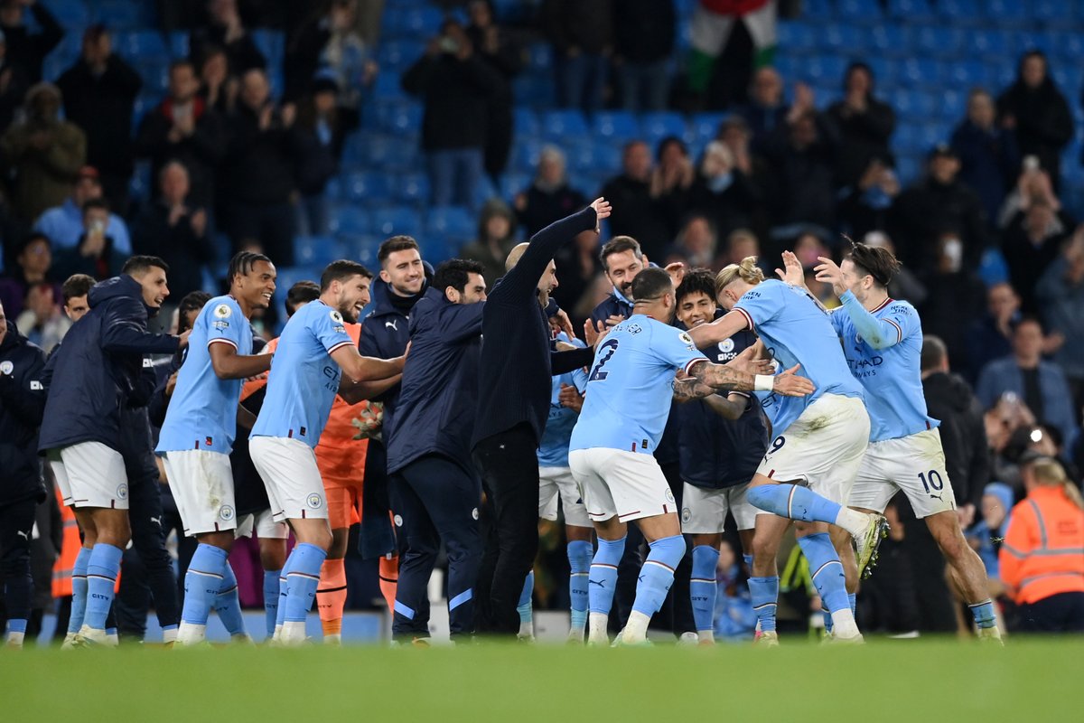 📸| الجميع في السيتي يحب هالاند.💙😀