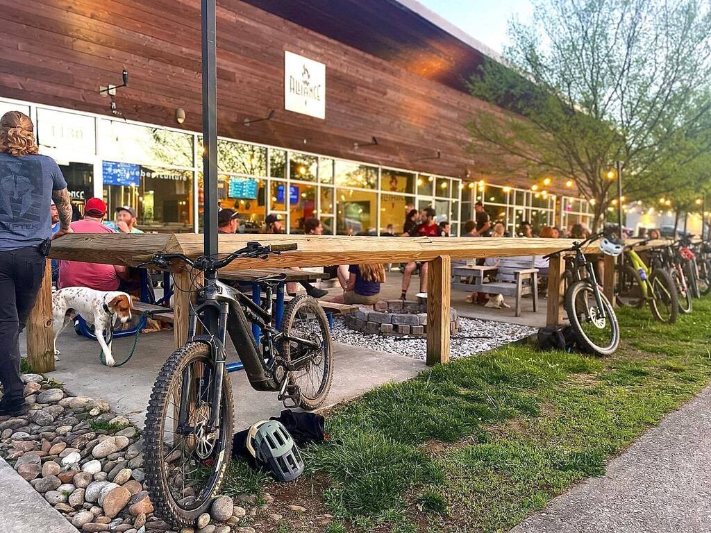 💥Wednesdays at Alliance💥

🏃🏽‍♀️ @personalbestracing fun run every Wednesday at 6pm! $1 off pints for runners. Runs range from 3-6 miles with 3 different pace groups. Fun for all levels!

 🥯 @soknosourdough bread drop 5:30pm-6:30pm! This is for pre-orders… instagr.am/p/Cry2txhPywv/