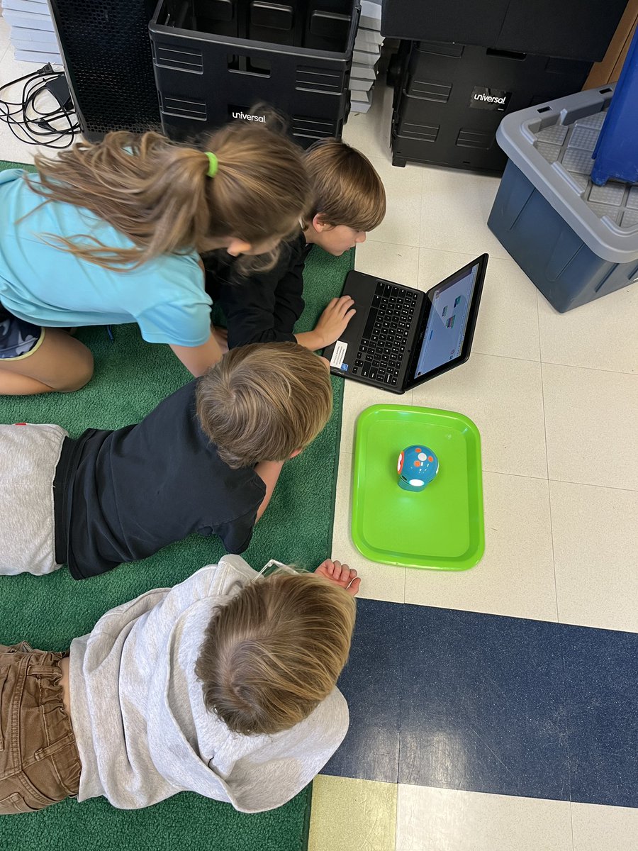 DrHydrogenHC's tweet image. Coding fun with dot and dash! @WonderWorkshop thanks, @MrDeLorenzom for bringing your kids to think about how perseverance and team work impact our SEL. #ElemSTEM  #SEL