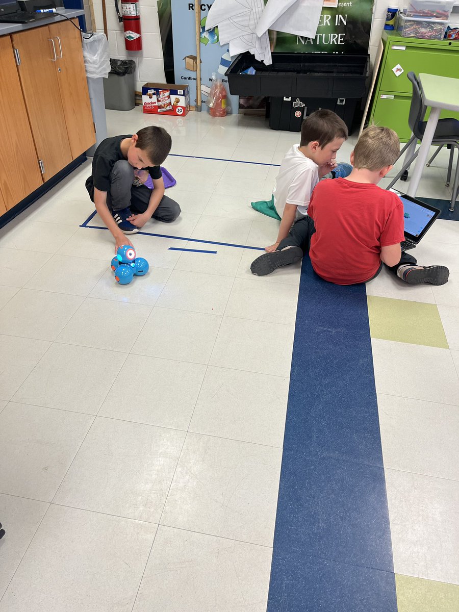 DrHydrogenHC's tweet image. Coding fun with dot and dash! @WonderWorkshop thanks, @MrDeLorenzom for bringing your kids to think about how perseverance and team work impact our SEL. #ElemSTEM  #SEL