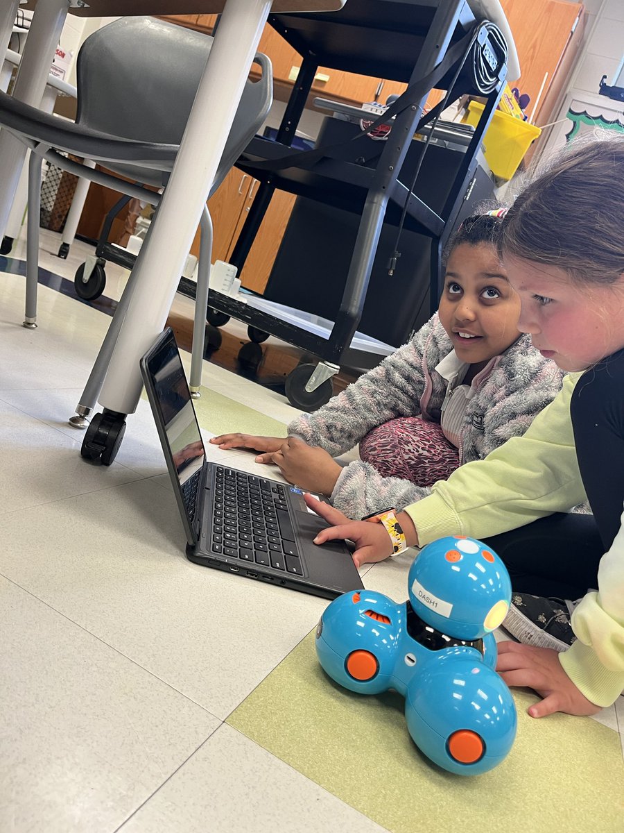 DrHydrogenHC's tweet image. Coding fun with dot and dash! @WonderWorkshop thanks, @MrDeLorenzom for bringing your kids to think about how perseverance and team work impact our SEL. #ElemSTEM  #SEL