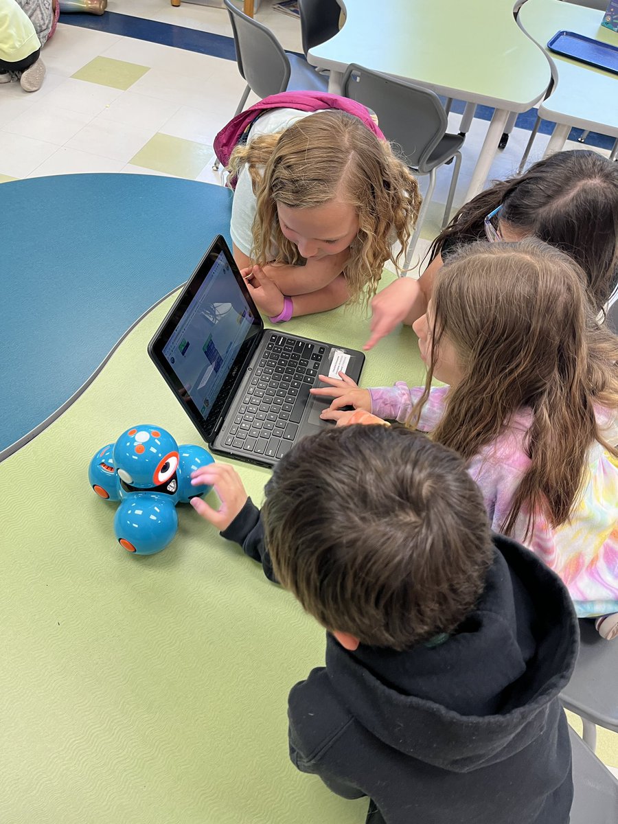 DrHydrogenHC's tweet image. Coding fun with dot and dash! @WonderWorkshop thanks, @MrDeLorenzom for bringing your kids to think about how perseverance and team work impact our SEL. #ElemSTEM  #SEL