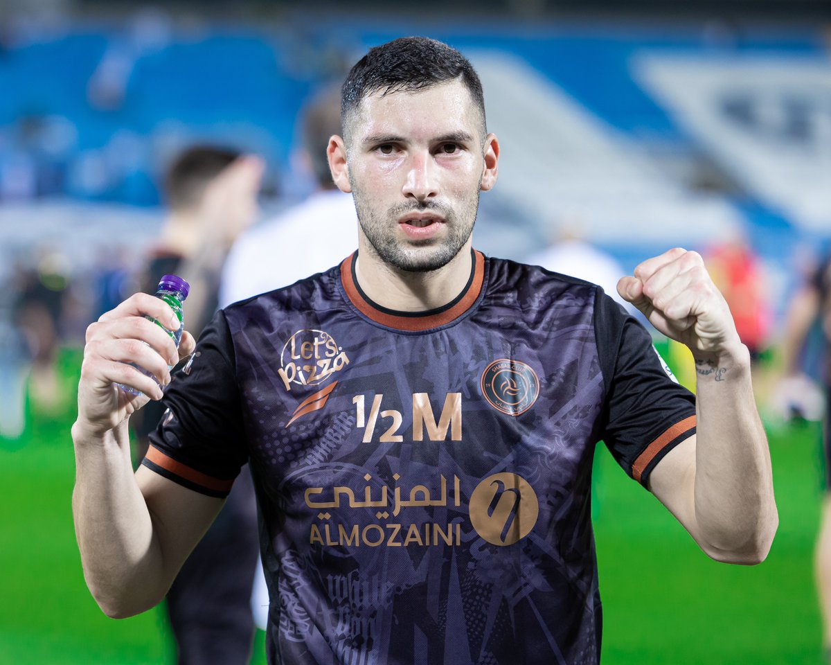AlShababSaudiFC's tweet photo. الله يديمها 🤩🤍

#يلا_شباب #الشباب https://t.co/otBWJuvILy