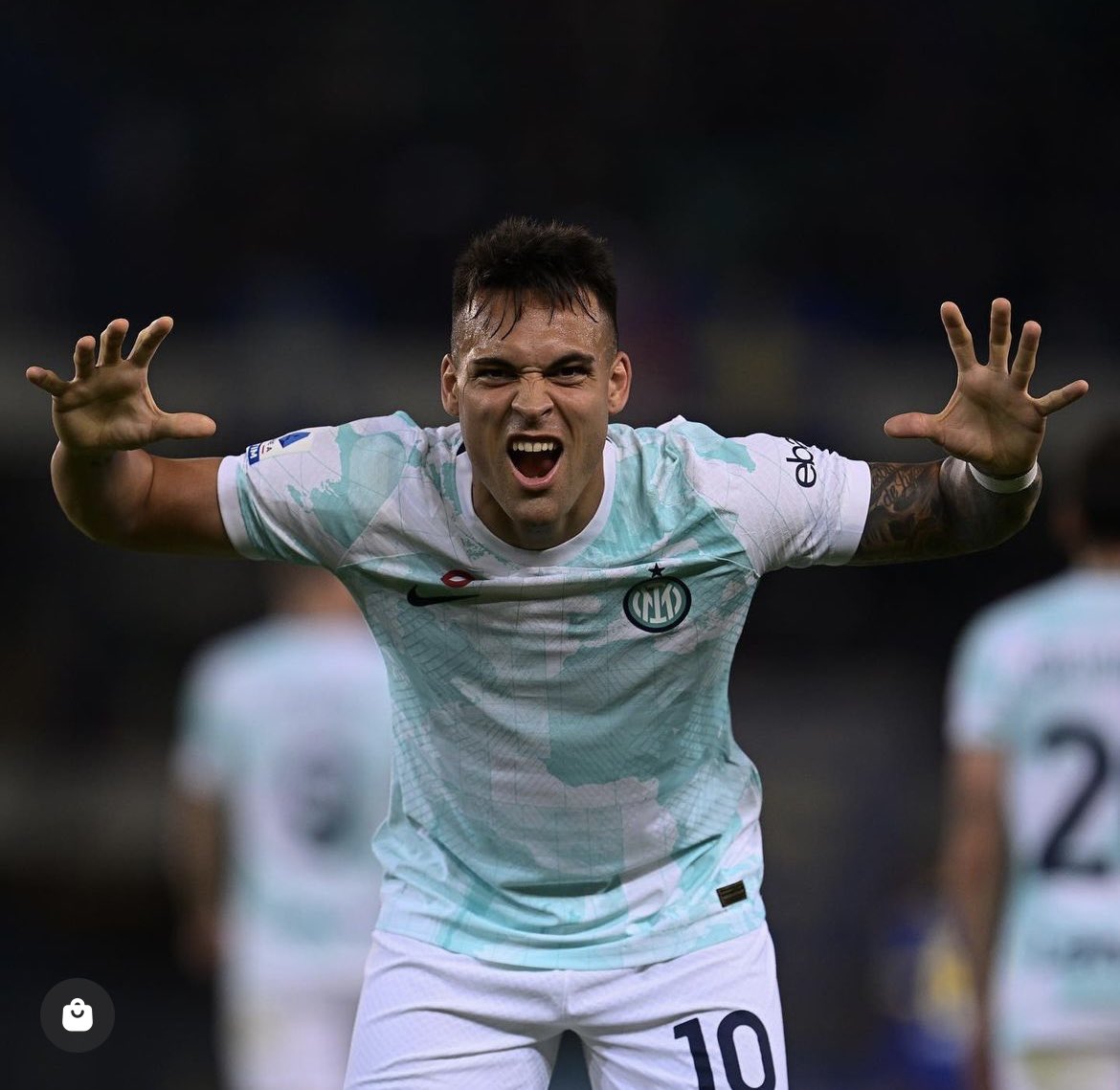vasco_rac_inter's tweet photo. Fu così che per dispetto
Che qualcuno da sul tetto
Tutto a un tratto, da sul tetto si mise a urlare:
"Guardate l'animale
Guardate l'animale!".

#veronainter #lautaromartinez #inter #vascorossi #vasco #vascoraccontalinter #blascorossi https://t.co/OYAGspuDKN