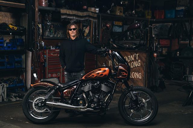 "Parece uma criança no natal", disse o fotógrafo que resgitrou o momento em que Norman Reedus recebe sua mais nova moto customizada, no Instagram. 

📸 | seanmacd e erichendrikx