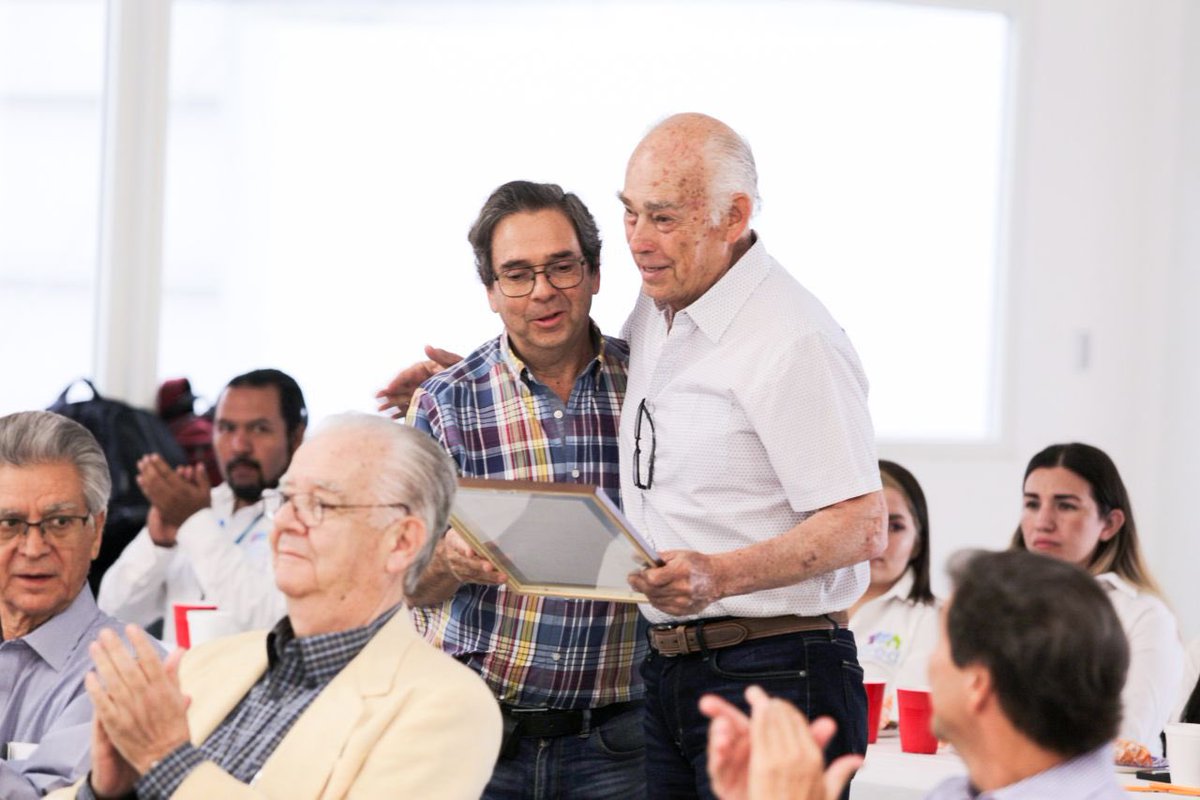 CDAAJalisco's tweet image. Muchas felicidades Don José Luis González Íñigo, Presidente de #BAMX y socio del #CDAAJ por tan importante labor. ¡También tú puedes ayudar, súmate!