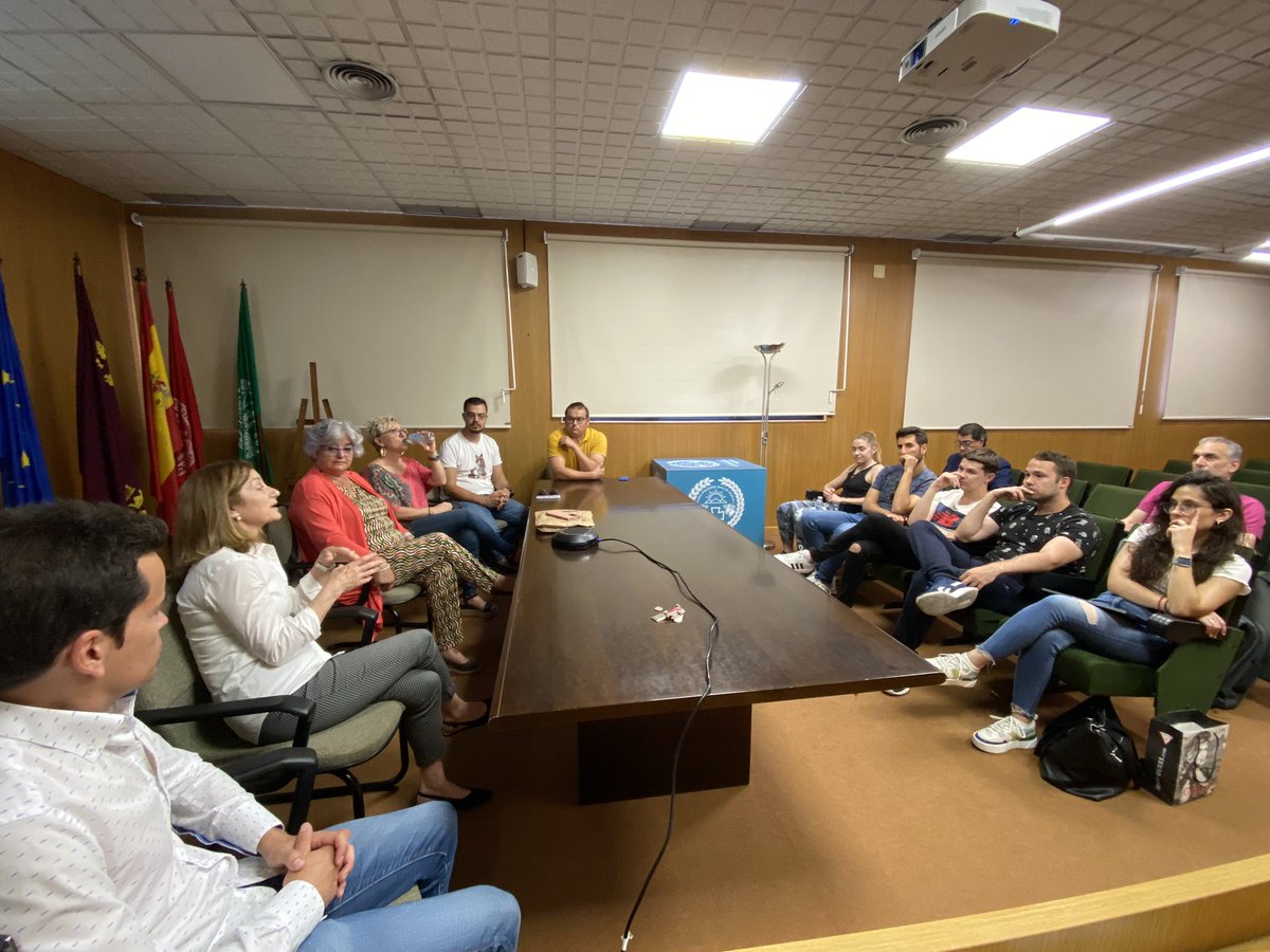 Nuestra primera mesa de salidas profesionales veterinarias curso 22/23. <a href="/colvetmur/">@ColVetMur</a> <a href="/ceve_vet/">CEVE Empresarios Veterinarios</a> <a href="/coieum/">COIE UM</a> <a href="/umusiu/">Servicio de Información Universitario UMU (SIU)</a>