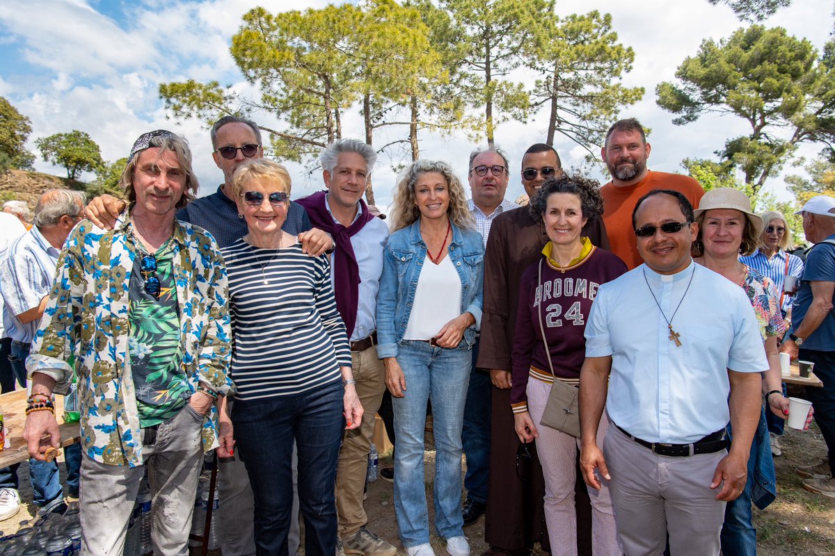 NBicais's tweet photo. Quel plaisir d'avoir partagé, avec nos amis Mandréens et Six-Fournais, la Fête traditionnelle du 1er Mai. 
Nous étions nombreux à prendre part à la procession jusqu'à la Chapelle Notre-Dame-du-Mai et à partager ce moment convivial.

Rendez-vous l’année prochaine ! https://t.co/2XjlZ05YOL