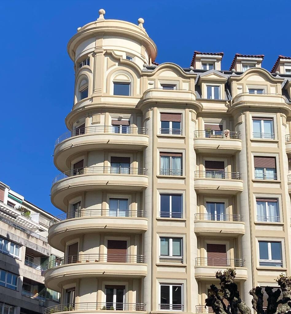 La magia de las luces y sombras #sinfiltro 
.
#donostia #sansebastian #edificios #gros instagr.am/p/Cry0Ho_tqH6/