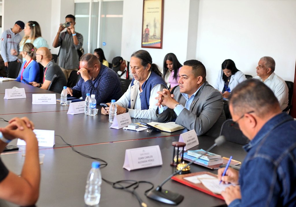 Este #3May recibimos en reunión ordinaria de la <a href="/Comision_PPPyC/">Comisión Permanente del PP y Comunicación de la AN</a> propuestas para la reforma de la Ley Orgánica de Comunicación del Poder Popular. Vamos a ir trabajando meticulosamente en dichos aportes para su discusión en plenaria de la AN.

#MaduroEsPueblo #CitgoEsDeVenezuela