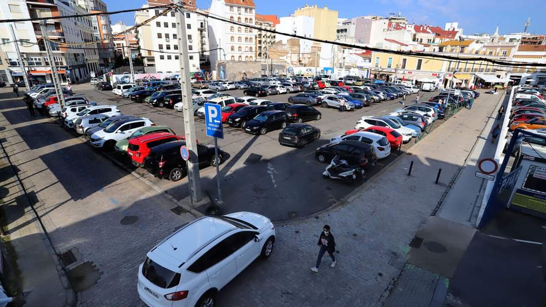 EduLopez1889's tweet photo. Parece que nunca pasó nada... Pero sí pasó, y mucho. Pedro Rguez, por aquel entonces Alcalde de Huelva, decidió echar abajo un mercado de 1868 para hacer un parking de pago y lleno de gorrillas. No sé cuántos años ha pasado ya de esta vergüenza, pero que no caiga en el olvido. https://t.co/VLd41tuntl