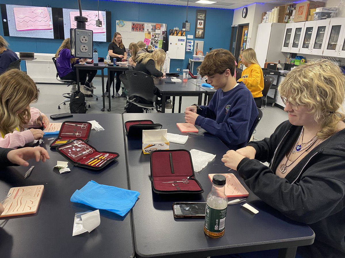 PelleTeachSci's tweet photo. Dr. Andrea Belcher came in again for her annual Suturing 101 crash course for Honors Medical Interventions today! #futuresurgeons #MCHSbiomed @MCHS156 @McHenrySci @PLTWorg https://t.co/NStnHeb1i1