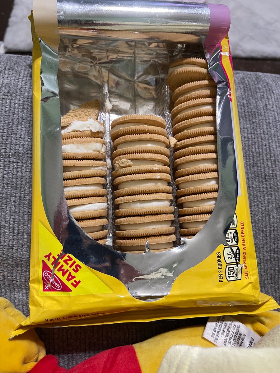 513Alexandra's tweet photo. @Oreo y’all did me dirty on this one. It’s like someone got hungry during packaging. https://t.co/TGrWgWrr08