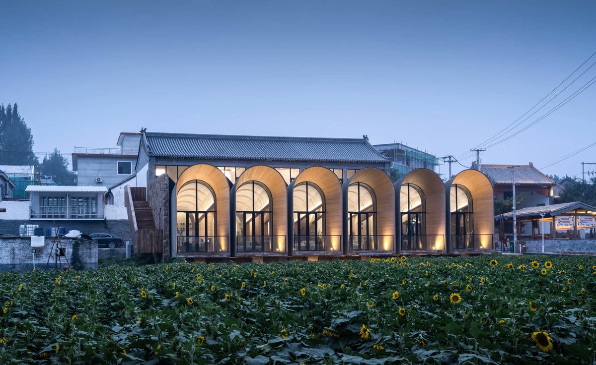 archinect's tweet image. SYN Architects reactivates rural Chinese village hall through an elegant vaulted extension 

arcnct.co/42jLZRd 

📸 ArchiTranslator #ChineseArchitecture
