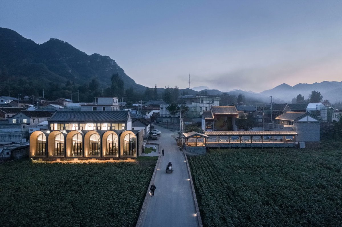 archinect's tweet image. SYN Architects reactivates rural Chinese village hall through an elegant vaulted extension 

arcnct.co/42jLZRd 

📸 ArchiTranslator #ChineseArchitecture