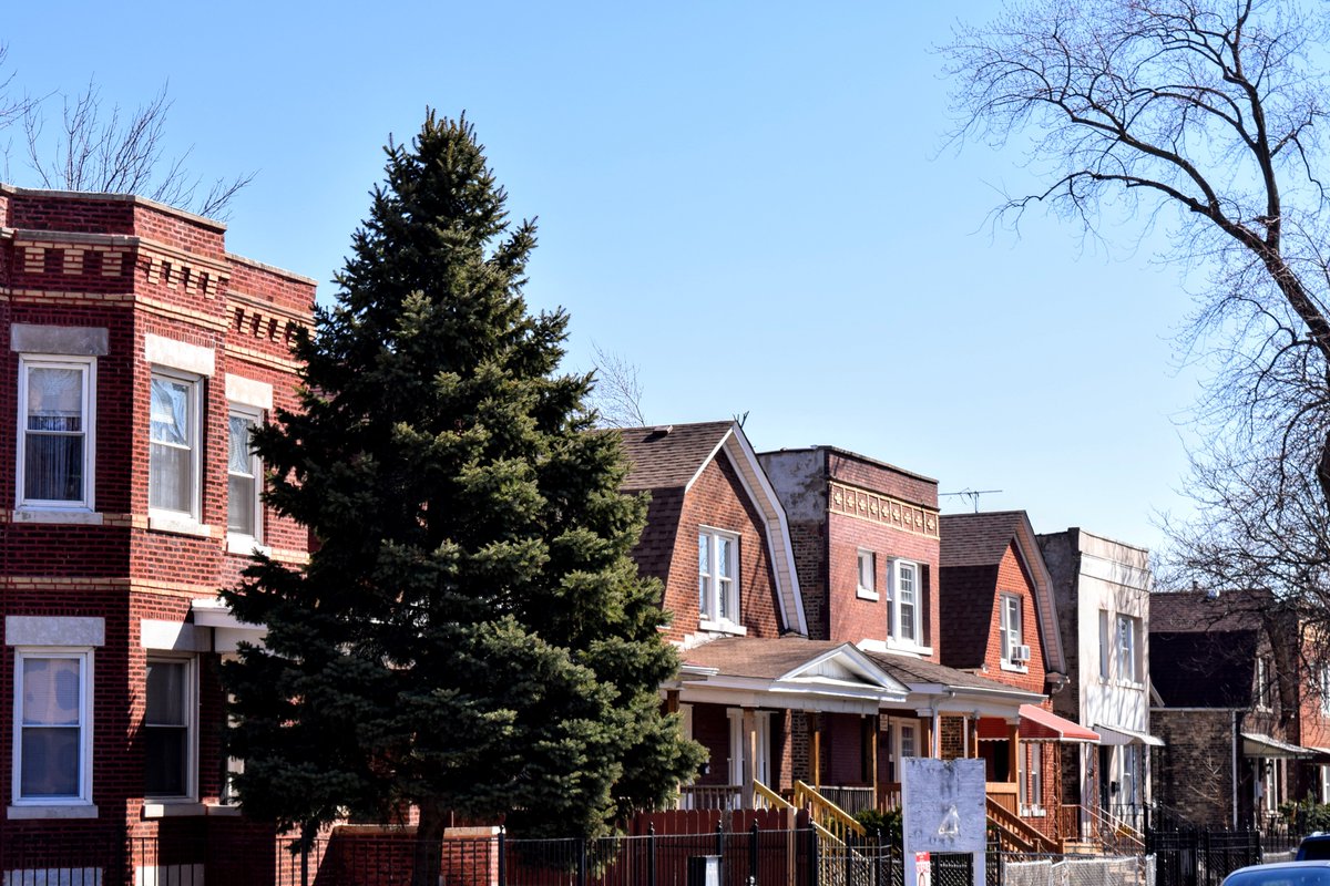 Our latest blog post highlights programs in Chicago that support the preservation and expansion of 2 to 4 unit buildings in Black and Latino neighborhoods.

housingstudies.org/blog/chicago-p…