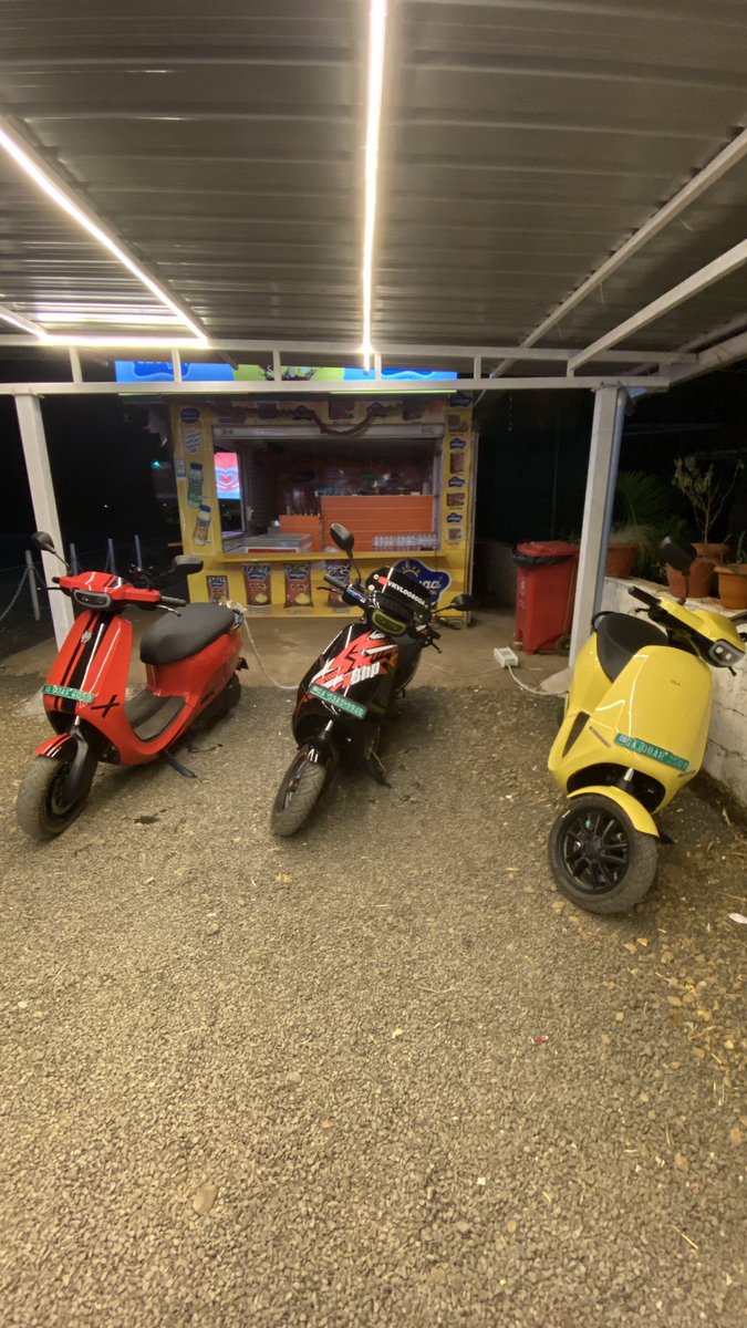 vkvlogsgoa9946's tweet photo. Took a stop @Yaragatti 70km from Belgavi
Total covered 180km till now so just took a small dinner brake and also getting our @OlaElectric charged
@bhash @Khalidaaalbadri #goatohydrabad #evride #olaelectric #trendsetter #olamedamhai https://t.co/HIlnDDfDyc