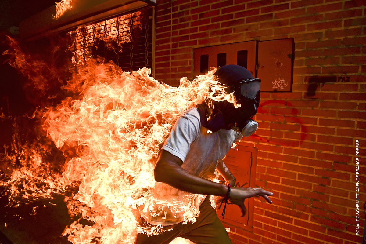 #OnThisDay, six years ago, on 3 May 2017, <a href="/rschemidt/">Ronaldo Schemidt</a> captured José Víctor Salazar Balza catching fire amid violent clashes with riot police during a protest against President Nicolás Maduro, in Caracas, Venezuela, the World Press Photo of the Year in 2018: bit.ly/42aqCBQ