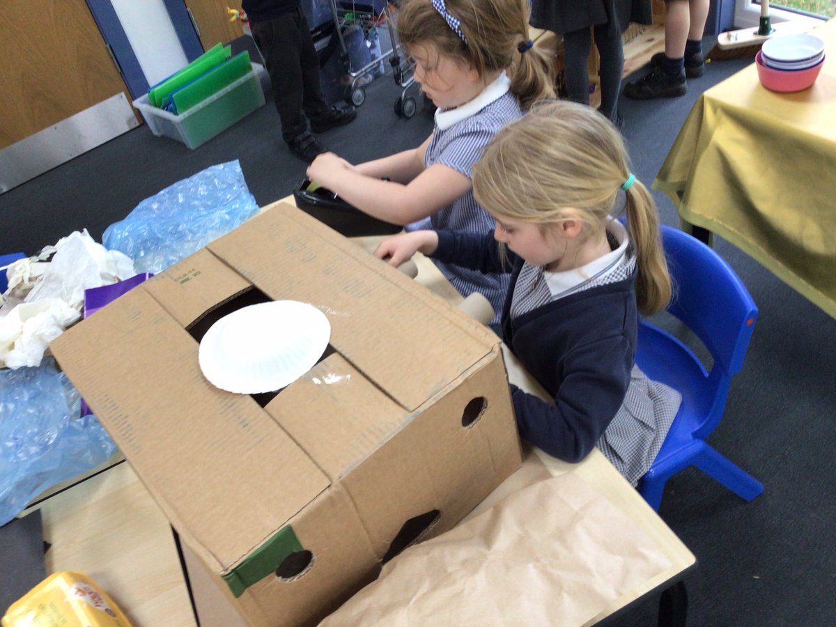 H_E_P_S's tweet image. Cocklemoor thought about what recycling is this afternoon. We thought of items that could be recycled and why recycling was important for protecting the environment. We used recyclable materials for junk modelling and even tried to do a bit of sorting!   #hepscience #hepseyfs