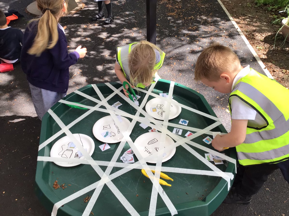 H_E_P_S's tweet image. Cocklemoor thought about what recycling is this afternoon. We thought of items that could be recycled and why recycling was important for protecting the environment. We used recyclable materials for junk modelling and even tried to do a bit of sorting!   #hepscience #hepseyfs