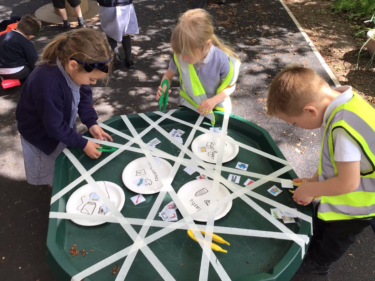 H_E_P_S's tweet image. Cocklemoor thought about what recycling is this afternoon. We thought of items that could be recycled and why recycling was important for protecting the environment. We used recyclable materials for junk modelling and even tried to do a bit of sorting!   #hepscience #hepseyfs