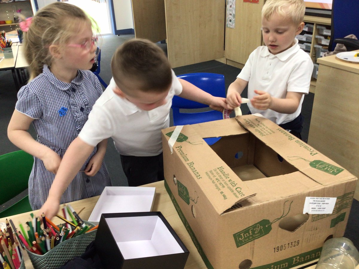 H_E_P_S's tweet image. Cocklemoor thought about what recycling is this afternoon. We thought of items that could be recycled and why recycling was important for protecting the environment. We used recyclable materials for junk modelling and even tried to do a bit of sorting!   #hepscience #hepseyfs