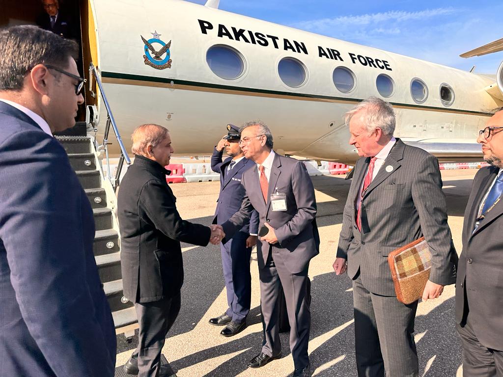 ShehbazDigital's tweet photo. وزیراعظم شہباز شریف اپنے دورہ برطانیہ کیلئے لندن پہنچ گئے۔  وزیراعظم بادشاہ برطانیہ چارلس سوئم کی رسم تاجپوشی میں شرکت کریں گے۔

لندن پہنچنے پر پاکستان کے برطانیہ میں ہائی کمشنر اور برطانیہ کے وزیرِ خارجہ کے خصوصی نمائندے نے وزیرِ اعظم شہباز شریف کا استقبال کیا۔ https://t.co/e3hN22paea