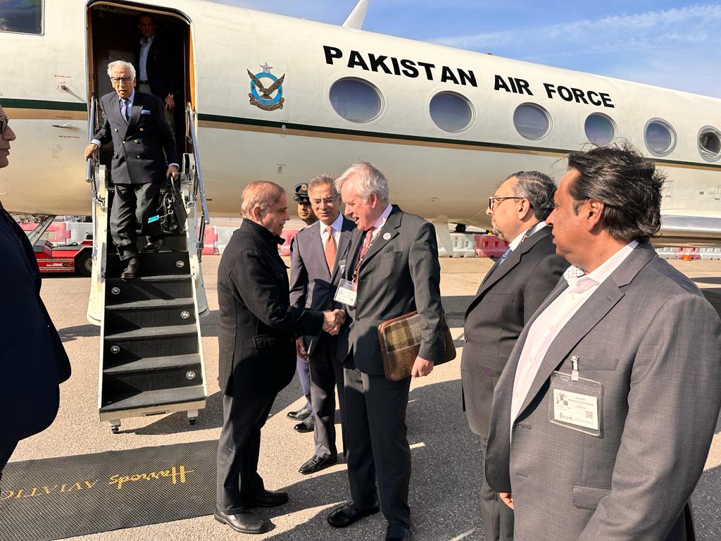 ShehbazDigital's tweet photo. وزیراعظم شہباز شریف اپنے دورہ برطانیہ کیلئے لندن پہنچ گئے۔  وزیراعظم بادشاہ برطانیہ چارلس سوئم کی رسم تاجپوشی میں شرکت کریں گے۔

لندن پہنچنے پر پاکستان کے برطانیہ میں ہائی کمشنر اور برطانیہ کے وزیرِ خارجہ کے خصوصی نمائندے نے وزیرِ اعظم شہباز شریف کا استقبال کیا۔ https://t.co/e3hN22paea