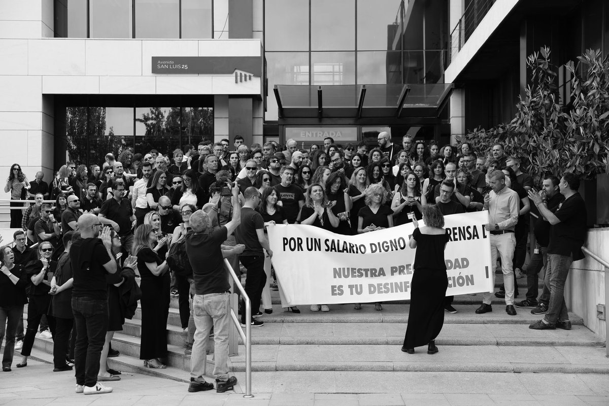 Hoy he escuchado ya a unos cuantos directivos (o responsables de medios; públicos o privados, igual da) perorar acerca del #DiaMundialDeLaLibertadDePrensa, como si la precariedad o la instrumentalización política no influyeran en ella.
Así lucen sus redacciones estos días ⬇️