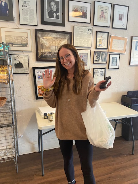 MisterBrisket's tweet photo. Got to meet @SerenaWinters when she came in for sandwiches. As lovely as she is talented. #letemknow https://t.co/BGY2vJICJ1