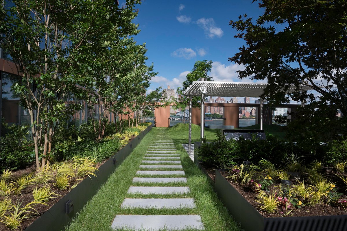 At #10HallettsPoint, sustainability meets beauty. #DidYouKnow that with 9,690 SF of lush vegetation covering the roof space, this development not only boasts stunning outdoor amenities but also reduces stormwater runoff?  A true green oasis in the heart of NYC!
