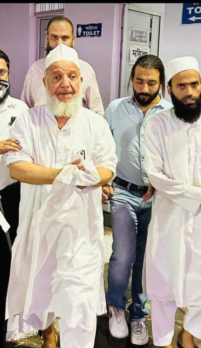 khalidsalmani1's tweet photo. अल्हमदुलिल्लाह दाई ए इस्लाम हज़रत मौलाना कलीम सिद्दीक़ी साहब जेल से बाहर आ चुके हैं। 😍

अल्लाह सलामत रखे हज़रत को 

#alhamdulillah https://t.co/FDdAHxjgQv