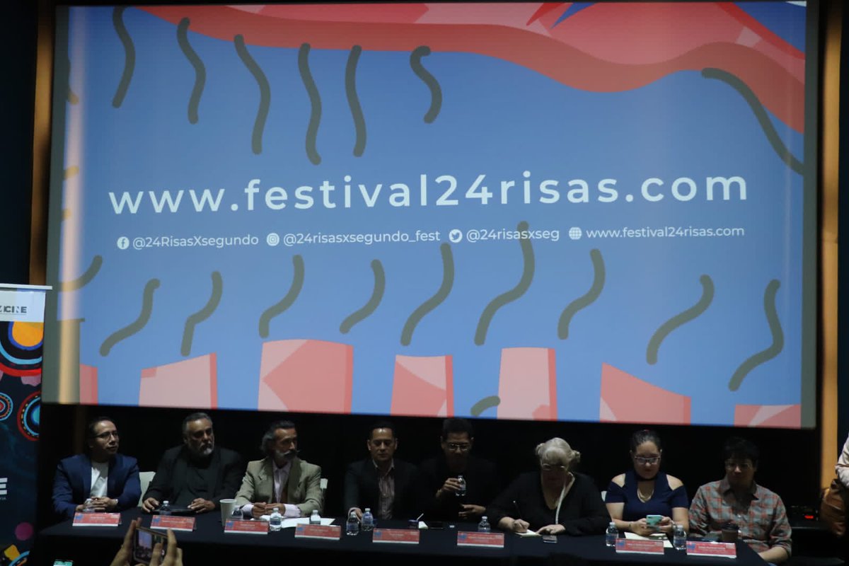Presentan <a href="/24RisasXSeg/">Fest. Int. Cine y Comedia, 24 Risas por Segundo</a>: Fares Moreno de <a href="/facultaddecine/">Facultad de Cine</a>, los artistas plásticos Manuel Espinosa y Octavio Urbina; Martha Claudia Moreno, de <a href="/ReelAbilitiesMX/">ReelAbilitiesmx</a> y Nayo Velasco, director de casting; el programador <a href="/rafaelmtzgarcia/">Rafael Martínez-García</a>, Swald Huerta y <a href="/Milkandrea/">Milka Ibañez</a> por parte del festival.