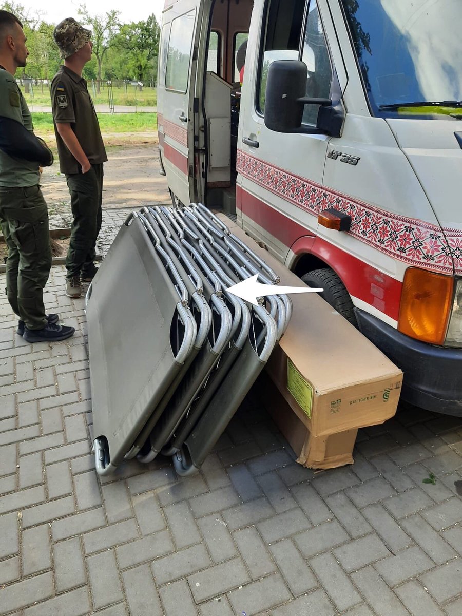 defendukraini's tweet photo. 💔 🇺🇦 BLACK WEDNESDAY IN #KHERSON, UKRAINE
16 Dead
26 Injured
& Counting
Civilian Targets:
- supermarket
- main train station
- ambulance
We sent:
- field stretchers
- folding hospital cots
- blankets
There last August:
#ProjectHawkeye
Aid container 5 inbound
Kyiv #Bakhmut https://t.co/p992rUmNbr