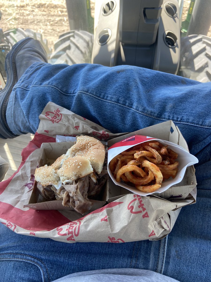 LonsdaleJason's tweet photo. Thanks for the lunch ⁦@1049maxcountry⁩!!!  ⁦@jeff_berggren⁩ https://t.co/LR7d6ZRjw5