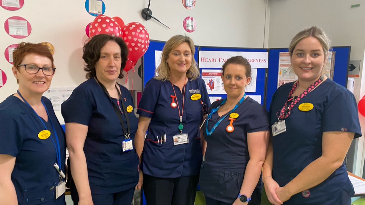 📻Catherine McNamara Hannan #HeartFailure Clinical Nurse Specialist, UHL spoke to @ClareFM. She describes heart failure, its causes & steps we can take to minimise our risk. 📸Catherine, 2nd from left with Heart Failure CNS's in UHL. Listen➡️bit.ly/3NANhU0 @INCAnursing