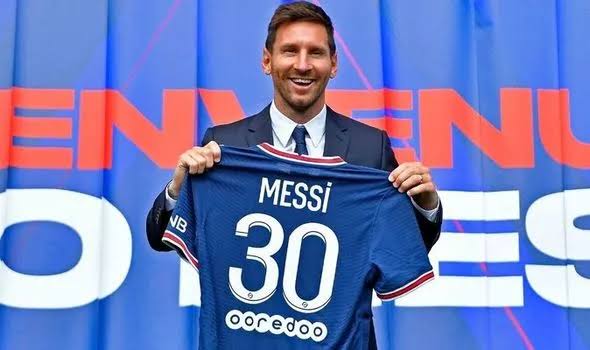 NoodleHairCR7's tweet photo. How Ronaldo destroyed PSG 

How Messi destroyed PSG https://t.co/qmnXoaXj3T
