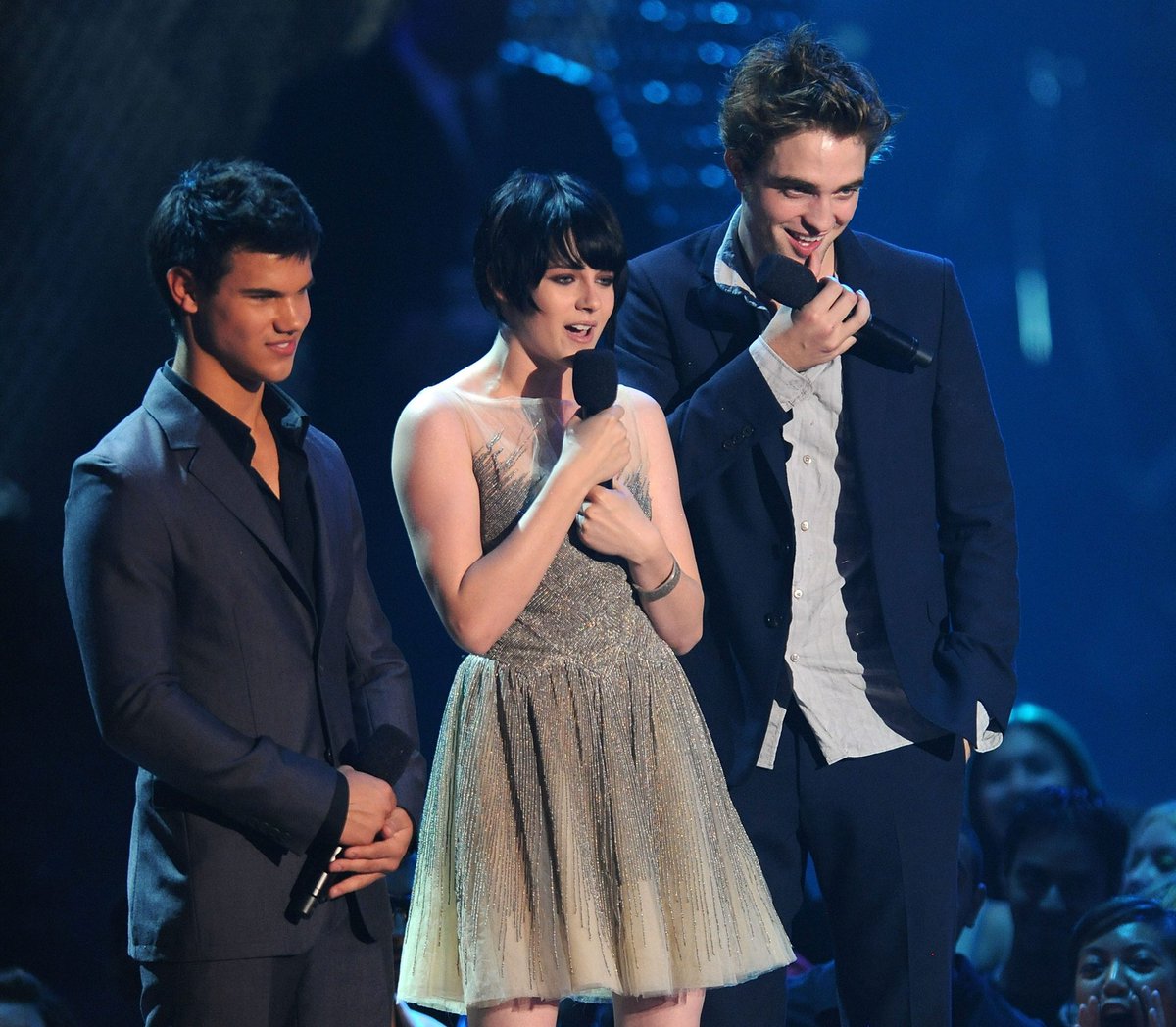 lohanisgod's tweet photo. pov: it’s the 2009 mtv video music awards…what a night https://t.co/xT5ulCercY