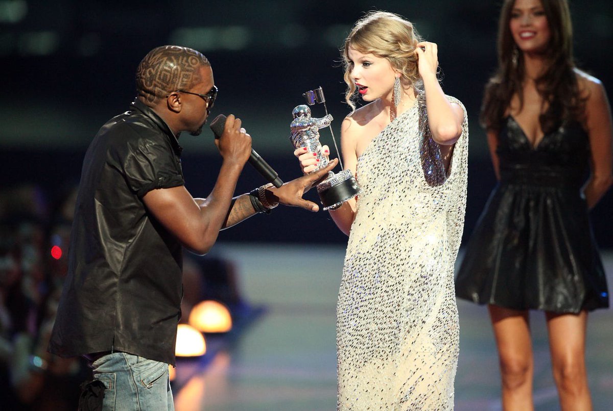 lohanisgod's tweet photo. pov: it’s the 2009 mtv video music awards…what a night https://t.co/xT5ulCercY