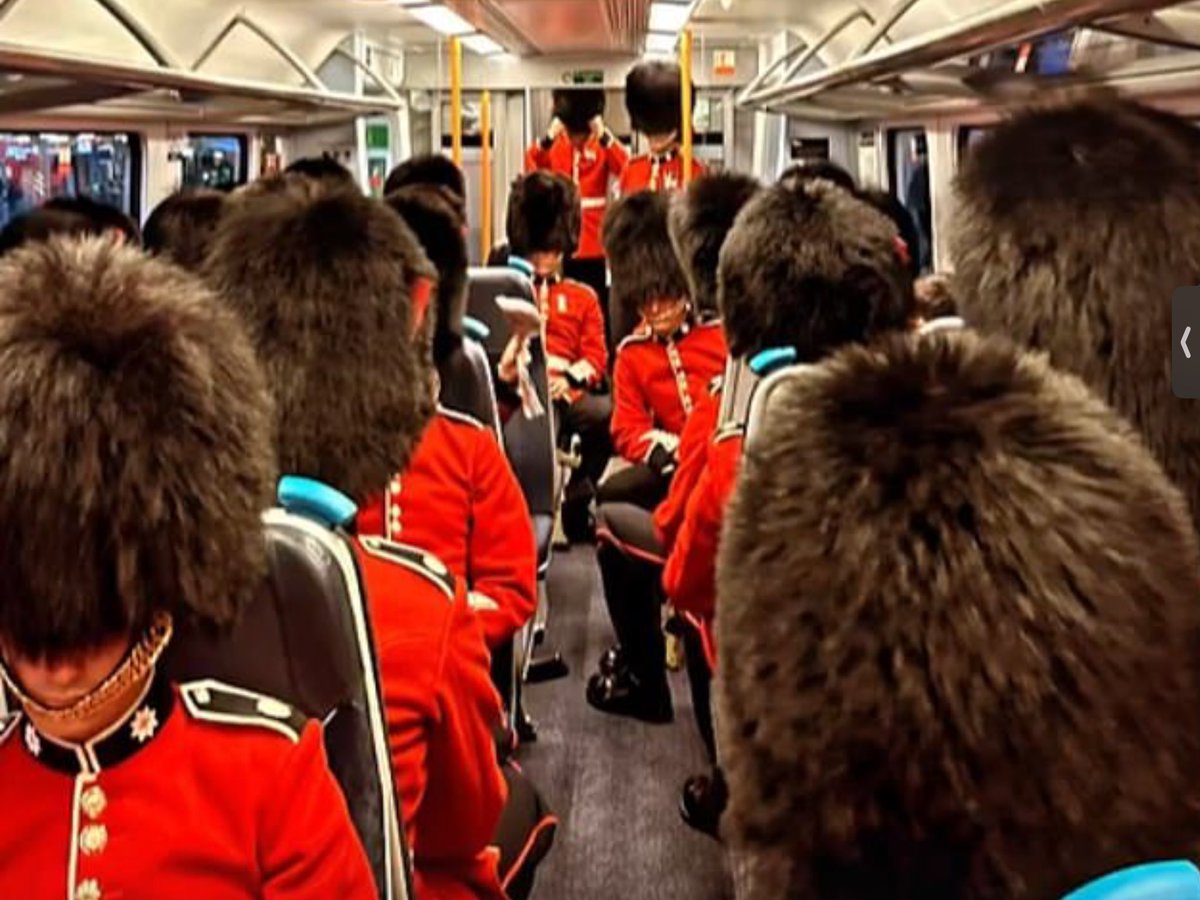 TheNorskaPaul's tweet image. Commuters at London Waterloo railway station witnessed some 6,000 soldiers arriving at the station Tuesday evening.

Pictured are the #ColdstreamGuards from Aldershot - from the Hampshire town's garrison - ahead of the overnight #Coronation rehearsal I tweeted about earlier.💂‍♀️
