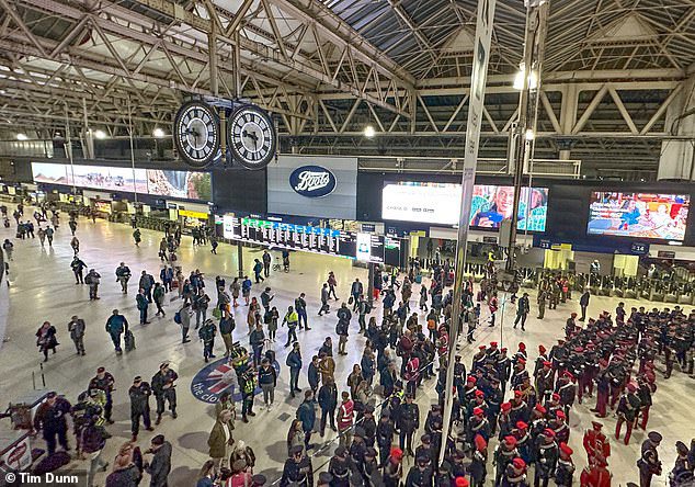 TheNorskaPaul's tweet image. Commuters at London Waterloo railway station witnessed some 6,000 soldiers arriving at the station Tuesday evening.

Pictured are the #ColdstreamGuards from Aldershot - from the Hampshire town's garrison - ahead of the overnight #Coronation rehearsal I tweeted about earlier.💂‍♀️