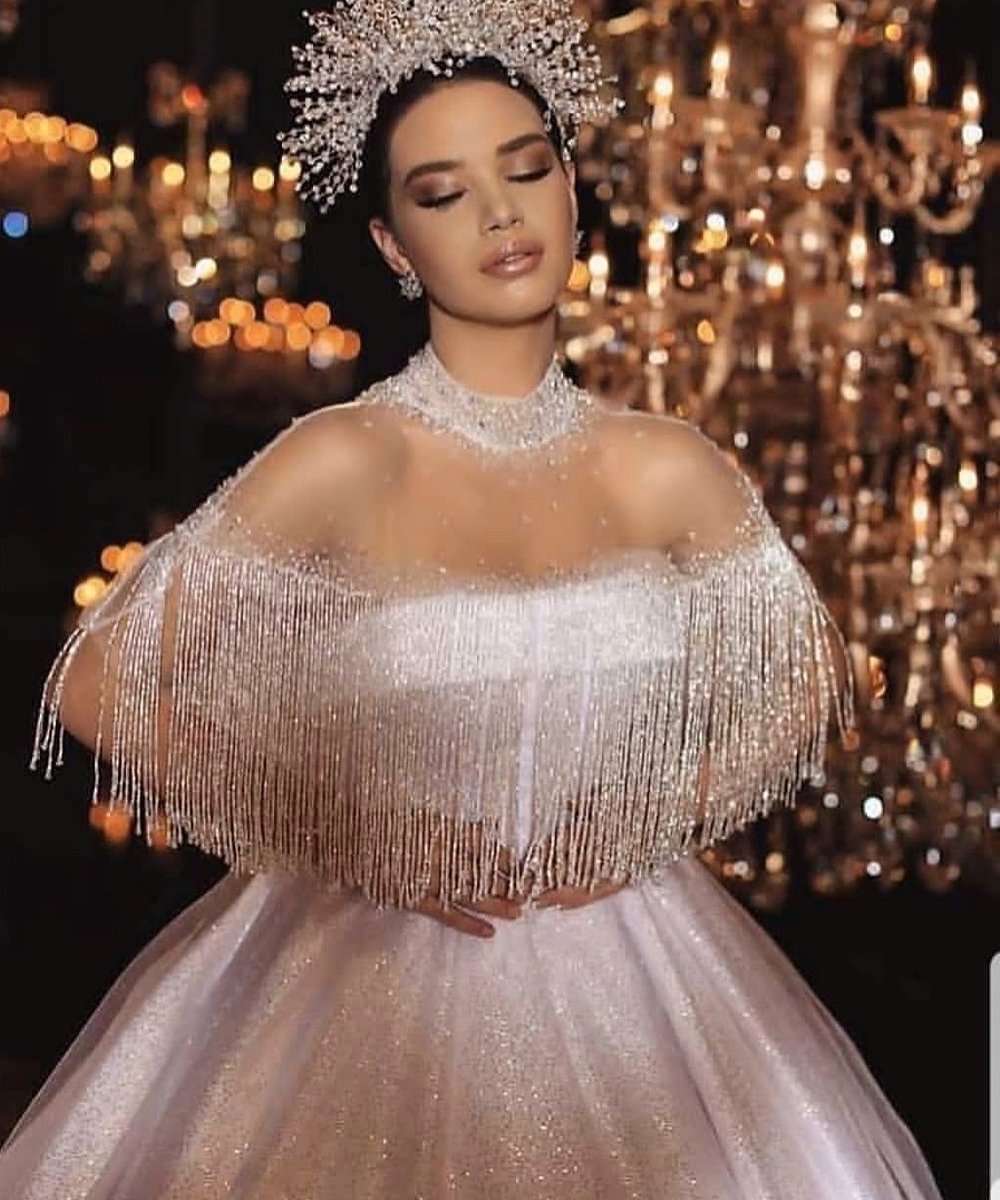 How did that happy smile and that tender dream slowly bloom into eternal pictures in the wedding dress, each frozen happiness.