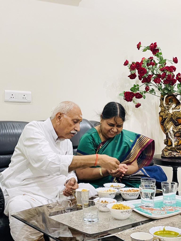 बड़े दिनेश जी!!

भाई सहाब आपका स्नेह और आशीर्वाद इसी तरह मिलता रहे.....