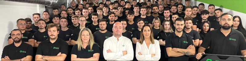 @mincoturgob inicia el reparto de ayudas para reducir  la jornada laboral sin recortar salarios 
n9.cl/dpnfd En <a href="/EMACompeticion/">EMA Competición</a> ya trabajan 4 días/semana y nos lo cuenta su director <a href="/JOSELE_LAFUENTE/">JOSELE LAFUENTE</a> 20:45⏰tiempo de economía de  <a href="/ElMiradorCSR/">El Mirador de Andalucía</a> 📻n9.cl/tiv2u