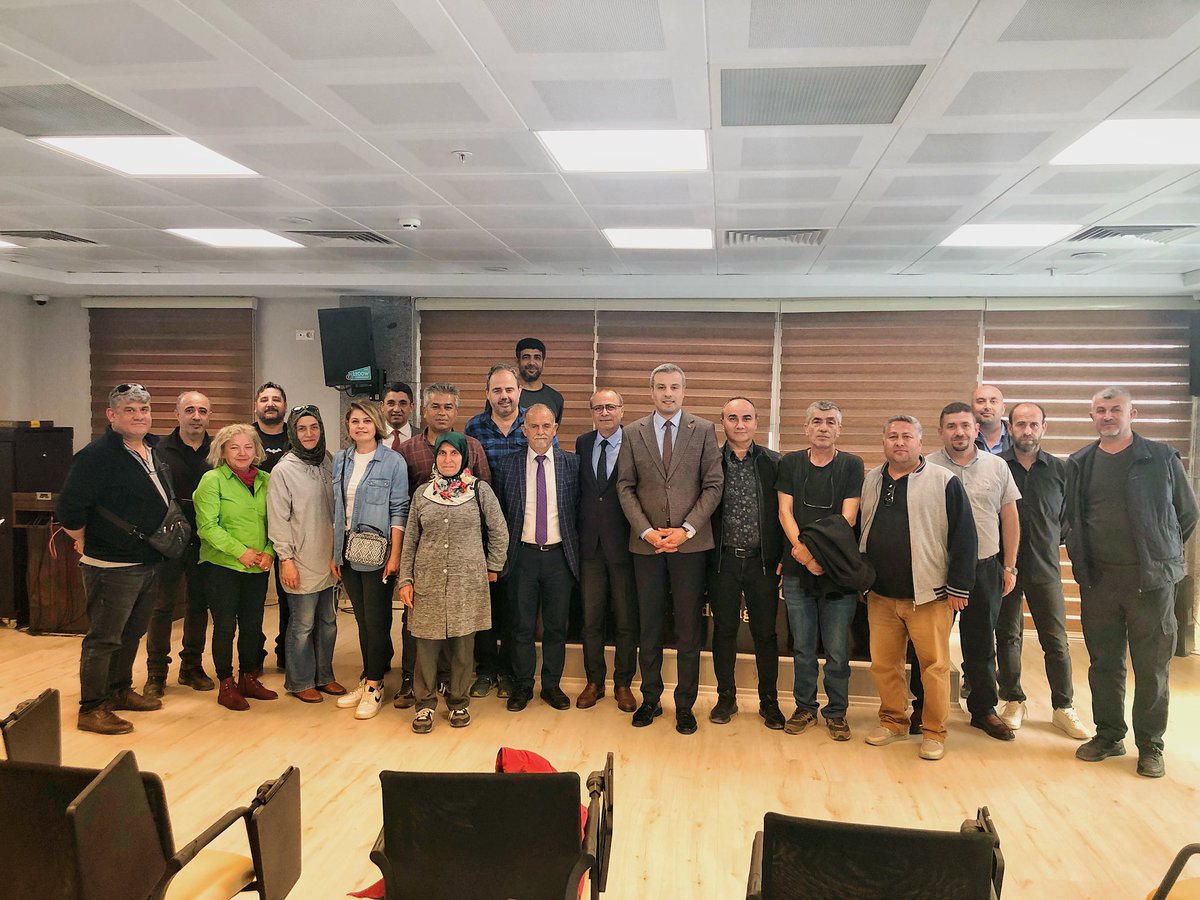 yvz_kurt's tweet photo. EYT ve Tüm Emekli Hakları Derneği üyelerimiz ile bir araya gelerek, EYT süreci hakkında bilgilendirmede bulunup, merak ettikleri soruları yanıtladık. Var gücümüzle sigortalılarımızı aylıklarına kavuşturmaya devam ediyoruz. @Sgk_izmir https://t.co/8nYWpF7hYm