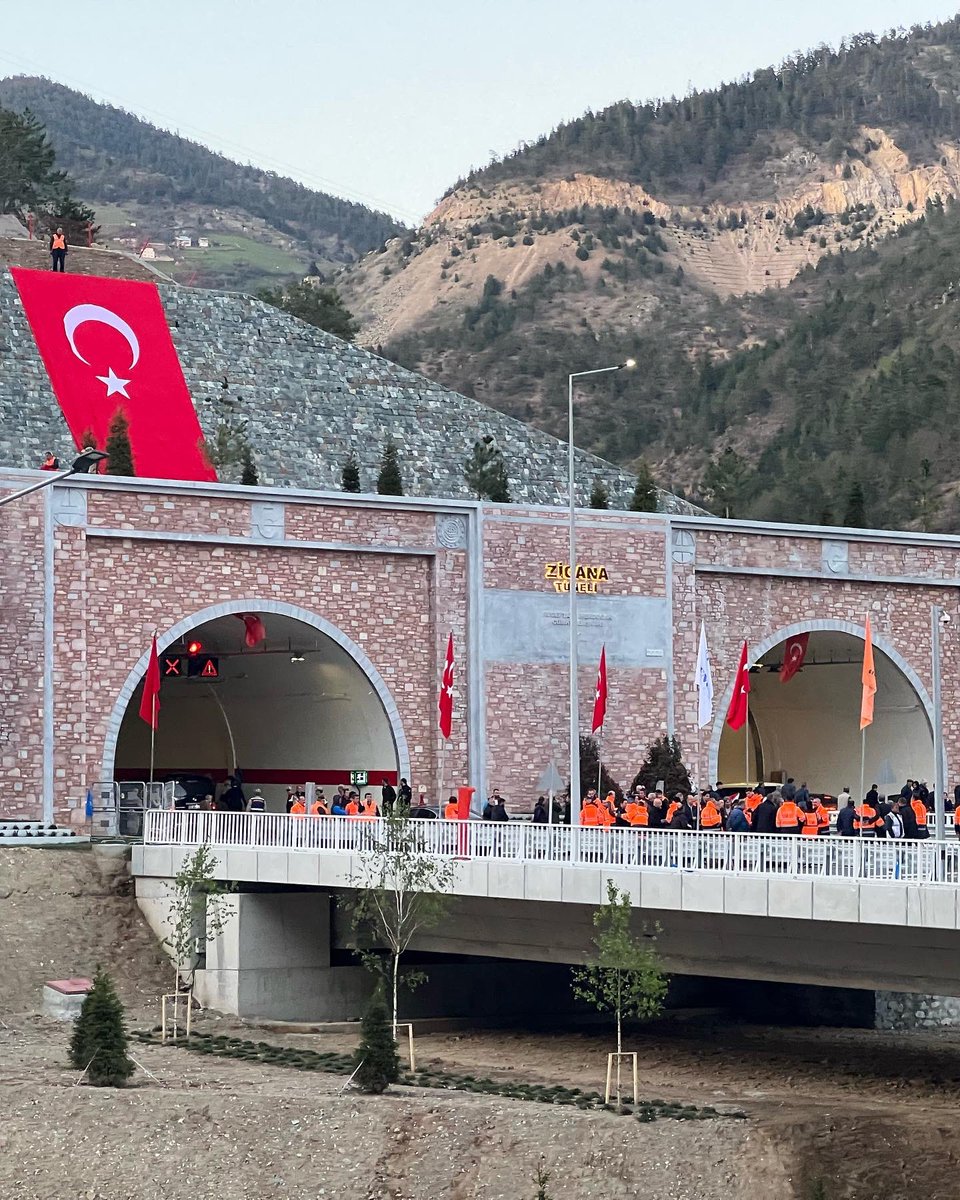 Yerli ve milli mühendislik çözümleriyle projelendirilen ve uygulanan Türkiye ve Avrupa’nın en uzun, dünyanın ise 3. en uzun tüneli olan, kamu mühendisliği hizmetlerinin yüzakı olan Trabzon-Gümüşhane karayolu üzerindeki Yeni Zigana Tüneli'nin açılışına katılım sağladık.
Proje