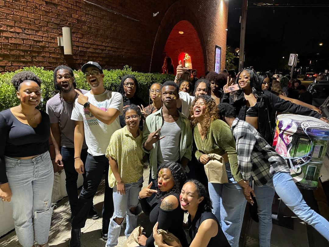 “Love is sharing your popcorn” with Friends of course 🍿❤️

When is the last time you grab a group of friends and enjoyed a classic or new movie?! 🎥

📷| @BlackQueerCollective