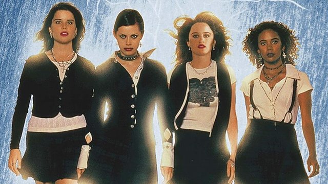 MacabroFICH's tweet photo. El 3 de mayo de 1996 se estrenó "The Craft" de Andrew Fleming, estelarizada por Robin Tunney, Fairuza Balk, Neve Campbell y Rachel True. Una teen movie que se convirtió con el paso del tiempo en una cinta de culto celebrada por los fans del género.
#EfeméridesMacabras 😈 https://t.co/si3kGpvg7E