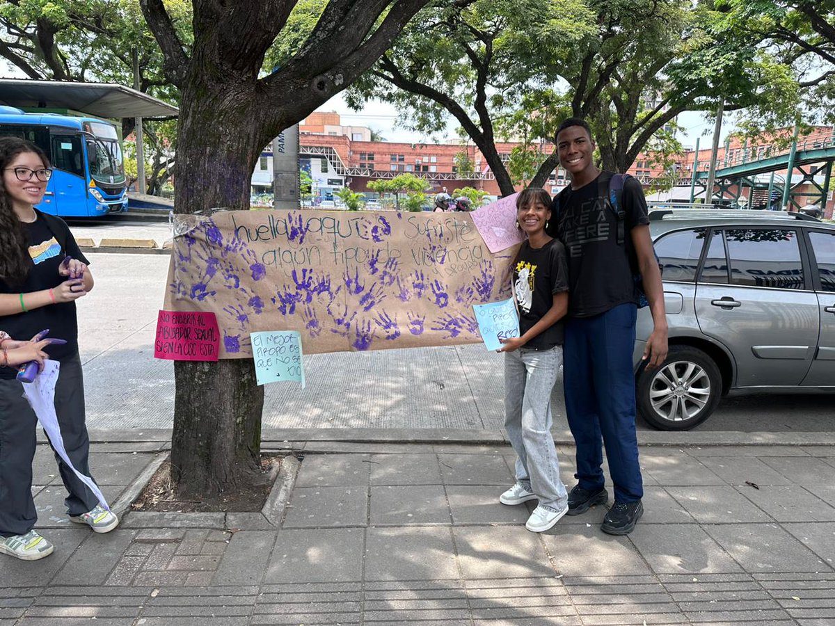 Uni_santiagoUni's tweet photo. El Comité de Género de nuestro movimiento estudiantil y social USC UNIDA, realizó una jornada de pintaton en rechazo a la violencia basadas en genero (VBG) a las afueras de la universidad.

¡No más acoso! ¡No más violencia de Género! 

#ComiteDeGenero #UscUnida https://t.co/wRETbSSVIJ